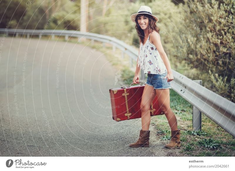 Junges Mädchen mit einem Koffer auf der Straße Lifestyle Stil Glück schön Ferien & Urlaub & Reisen Tourismus Ausflug Abenteuer Freiheit Sightseeing Sommer