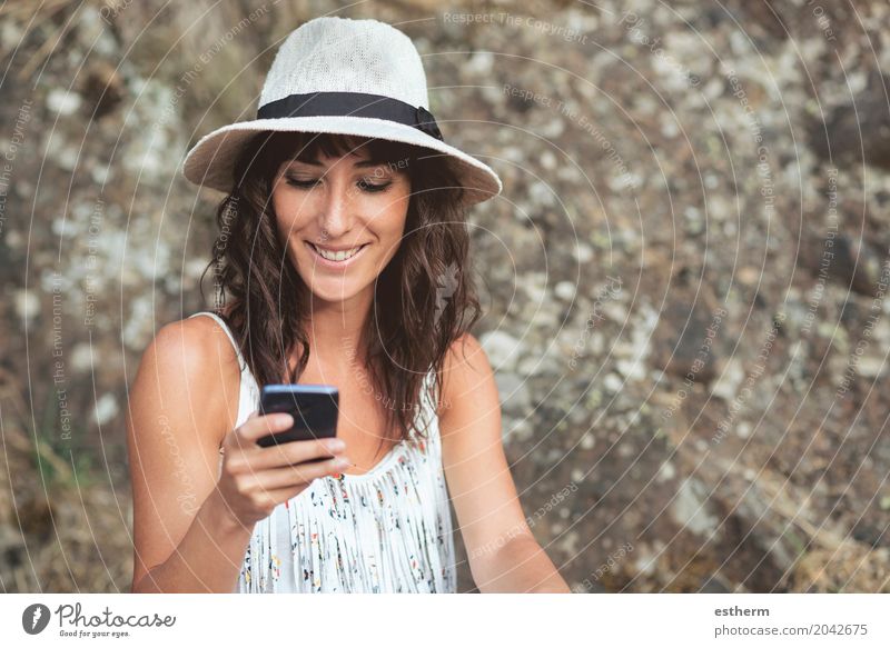 junge Frau mit Smartphone Lifestyle Telefon Handy Mensch feminin Junge Frau Jugendliche Erwachsene Kopf 1 30-45 Jahre Hut brünett langhaarig Lächeln