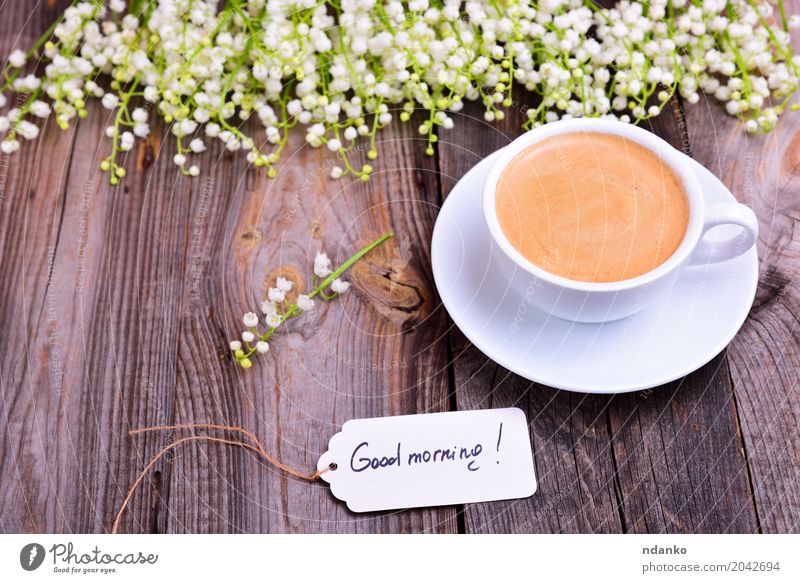 Tasse Kaffee auf einer Untertasse Frühstück Espresso Tisch Restaurant Blume Blumenstrauß Holz frisch gut heiß oben retro braun weiß Café Tag trinken Entwurf