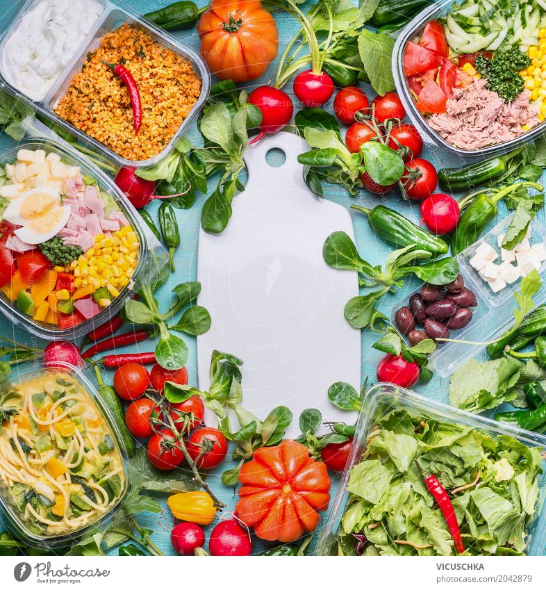 Gesundes Essen mit verschiedenen Salat Lunch-Boxen Lebensmittel Fleisch Fisch Gemüse Salatbeilage Ernährung Mittagessen Büffet Brunch Picknick Bioprodukte Diät