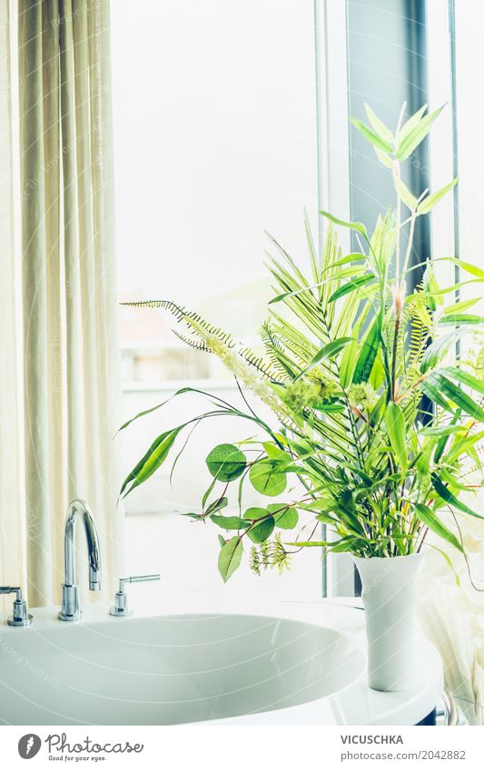 Grüne Pflanzen in weißer Vase im Badezimmer Lifestyle Reichtum Stil Design Sommer Häusliches Leben Wohnung Haus Innenarchitektur Dekoration & Verzierung