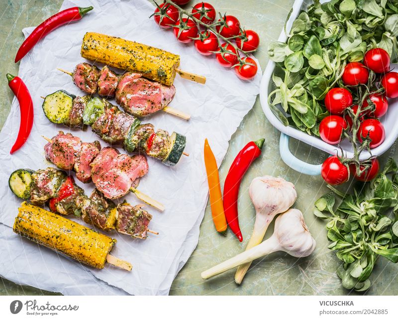 Fleischspieße für Grill mit Gemüse, Maisohren Lebensmittel Salat Salatbeilage Kräuter & Gewürze Ernährung Mittagessen Festessen Picknick Bioprodukte Geschirr