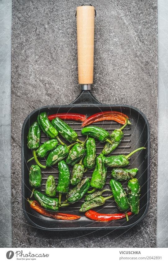 Grillpfanne mit geröstetem grünem und rotem Paprika und Chili Lebensmittel Gemüse Kräuter & Gewürze Ernährung Mittagessen Festessen Bioprodukte