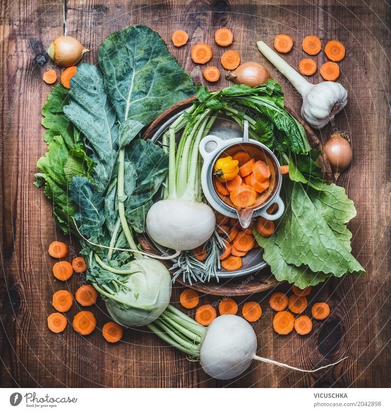 Frisches saisonales Bio-Gemüse fürs gesundes Kochen Lebensmittel Kräuter & Gewürze Geschirr Stil Design Gesunde Ernährung Garten Tisch Vitamin regional Saison