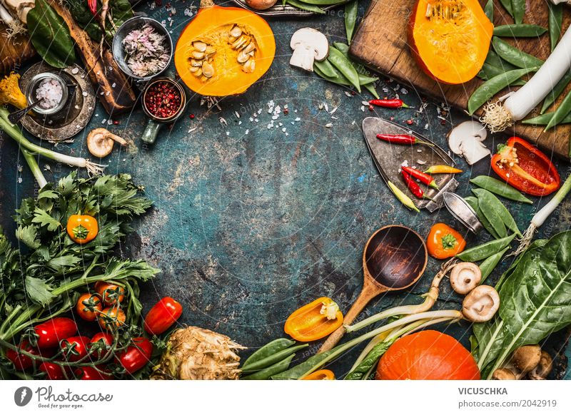 Bio Gemüse für leckere Herbst-Rezepte Lebensmittel Kräuter & Gewürze Ernährung Bioprodukte Vegetarische Ernährung Diät Geschirr Löffel Stil Design Gesundheit