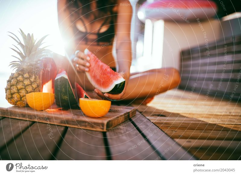 Frau, die frische Wassermelone auf Balkon im Sommer isst Frucht Ernährung Essen Lifestyle Freude Gesunde Ernährung Freizeit & Hobby Sommerurlaub Sonne Mensch