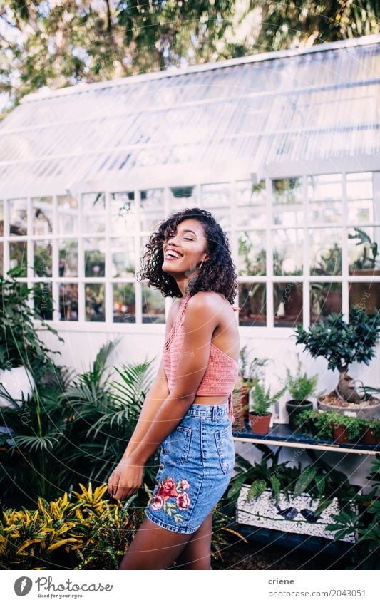 Porträt einer lächelnden afroamerikanischen Frau im tropischen Garten Lifestyle Freude harmonisch Sommer Sommerurlaub Mensch feminin Erwachsene 1 18-30 Jahre