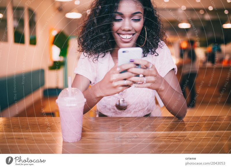 Schreibende Mitteilung der jungen erwachsenen Frau am intelligenten Telefon im Café Lifestyle Freude Handy PDA Technik & Technologie Unterhaltungselektronik