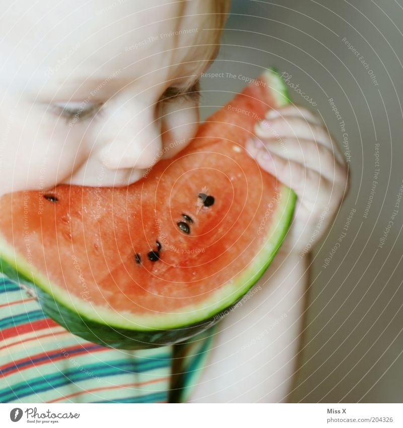 Warum ist mein Mund nur so klein Lebensmittel Frucht Ernährung Essen Bioprodukte Vegetarische Ernährung Kind Kleinkind Kindheit 1-3 Jahre frisch Gesundheit groß