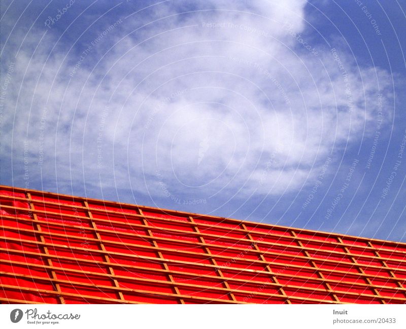 Dach Wolken rot Architektur Himmel blau Dampfsperre Baugerüst
