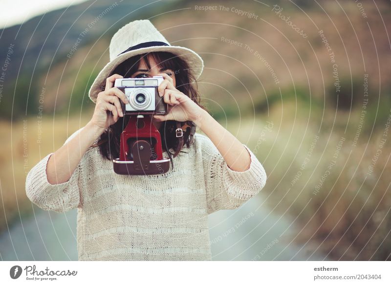 Lächelndes Mädchen mit Kamera auf dem Gebiet Lifestyle Ferien & Urlaub & Reisen Tourismus Ausflug Abenteuer Freiheit Sightseeing Sommer Sommerurlaub Fotokamera