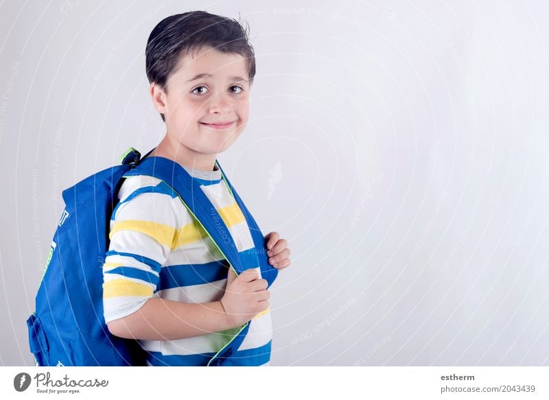 Portrait des lächelnden Schülers mit Rucksack Lifestyle Freude Kindererziehung Bildung Schule lernen Student Mensch Junge Kindheit Körper 1 3-8 Jahre Tasche