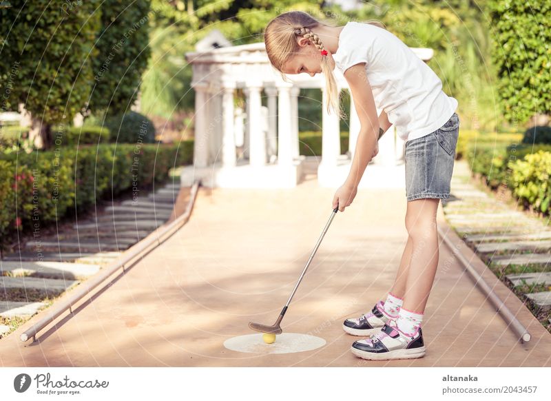 Kleines Mädchen, das Minigolfclub schwingt Lifestyle Freude Glück Gesicht Erholung Freizeit & Hobby Spielen Ferien & Urlaub & Reisen Freiheit Sommer Club Disco