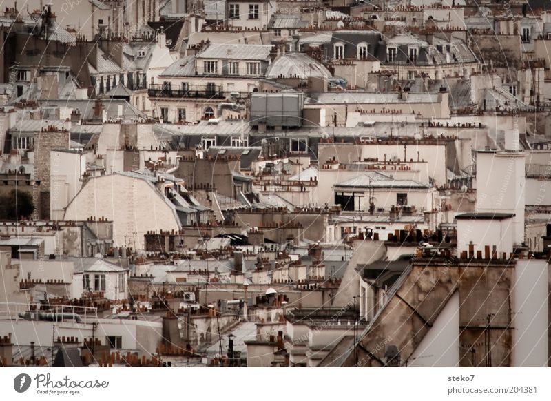 Dachgeschoß Paris Frankreich Stadt Hauptstadt Schornstein Dachterrasse trist eng Nachbarhaus Gedeckte Farben Außenaufnahme Menschenleer Tag Städtereise