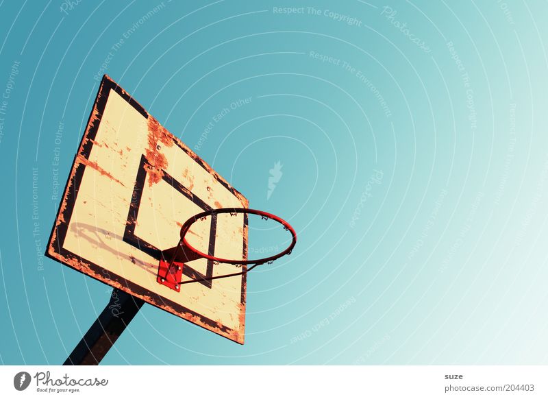 Ohne Netz und Boden Sport Himmel Schönes Wetter alt Einsamkeit Basketball Korb leer Ballsport Basketballkorb Freizeit & Hobby Farbfoto mehrfarbig Außenaufnahme