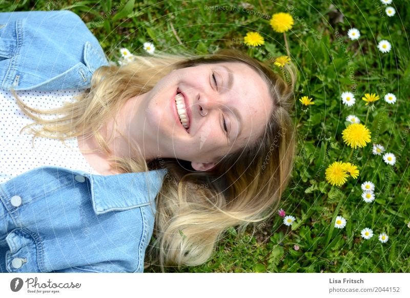 natürlich schön - Blumenwiese harmonisch Wohlgefühl Zufriedenheit Erholung Sommer Junge Frau Jugendliche Kopf Haare & Frisuren 18-30 Jahre Erwachsene Frühling