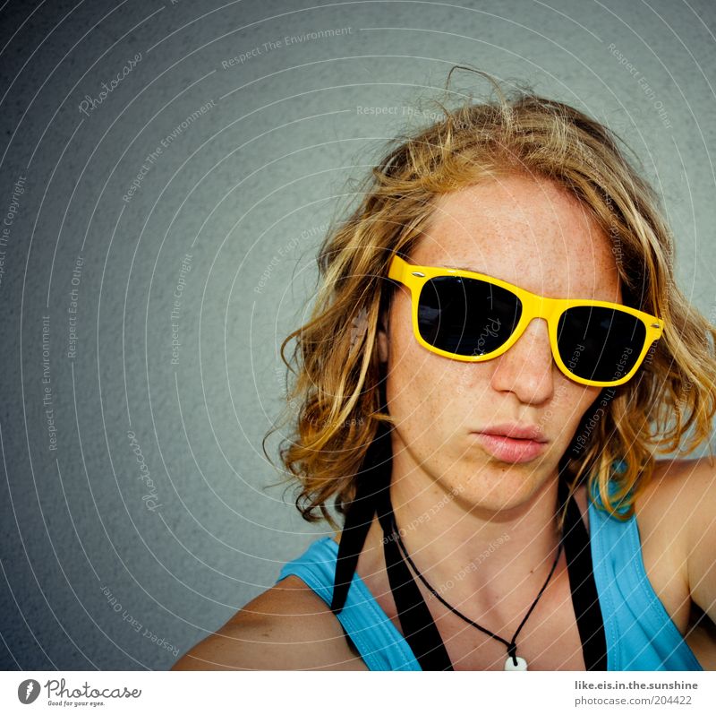 Strandbad-bekanntschaft. Lifestyle feminin Junge Frau Jugendliche Kopf Haare & Frisuren Gesicht 18-30 Jahre Erwachsene Sonnenbrille Halskette blond Locken