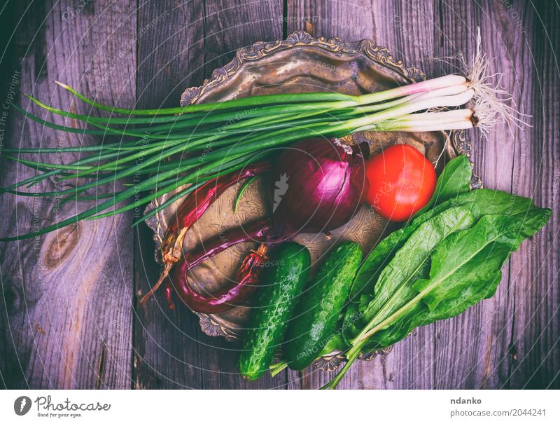 Frisches Gemüse auf einer Eisenkupferplatte Lebensmittel Ernährung Vegetarische Ernährung Diät Geschirr Teller Küche Essen frisch natürlich grau grün rot Tomate
