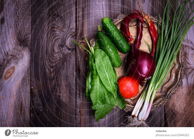 Frisches Gemüse auf einer Eisenkupferplatte Lebensmittel Ernährung Vegetarische Ernährung Diät Teller Tisch Küche Essen frisch natürlich oben grau grün rot