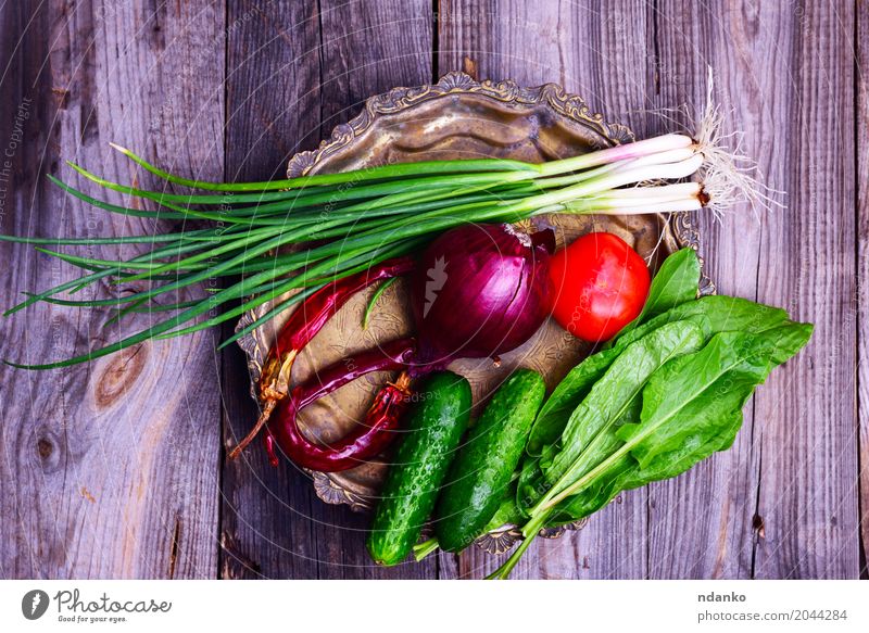 Frisches Gemüse auf einer Eisenkupferplatte Lebensmittel Ernährung Vegetarische Ernährung Diät Teller Küche Essen frisch lecker natürlich grau grün rot Tomate