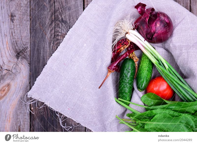 Frisches Gemüse Lebensmittel Ernährung Vegetarische Ernährung Diät Tisch Küche Holz frisch natürlich grau grün rot Gesundheitswesen Tomate Salatgurke Zwiebeln