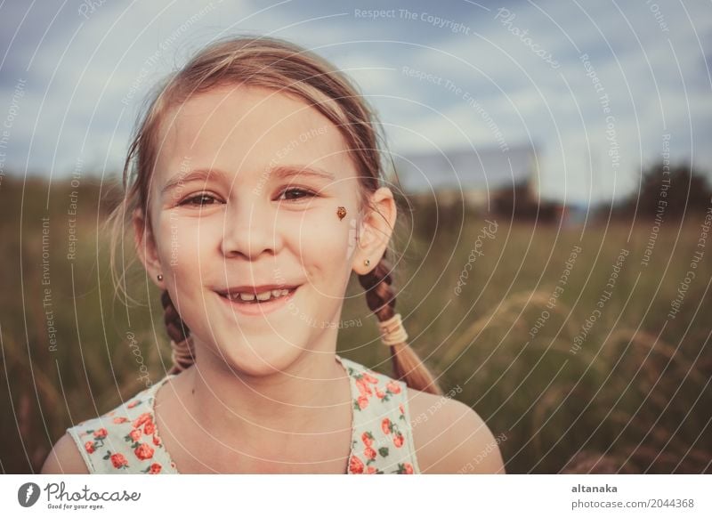 Porträt eines schönen jungen Mädchens im Park zur Tageszeit Lifestyle Freude Glück Gesicht Freizeit & Hobby Spielen Freiheit Sommer Sonne Garten Kind Mensch