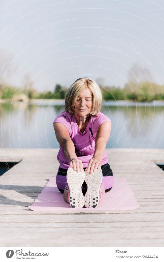 Frau macht Yoga am See Lifestyle Freizeit & Hobby Fitness Sport-Training Dehnübung Weiblicher Senior 60 und älter Landschaft Sommer Schönes Wetter Seeufer Steg