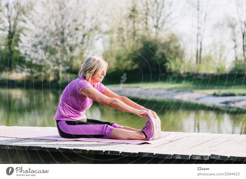 stretching Freizeit & Hobby Sport Fitness Sport-Training Yoga feminin Weiblicher Senior Frau 60 und älter Natur Sommer Schönes Wetter Sträucher Seeufer