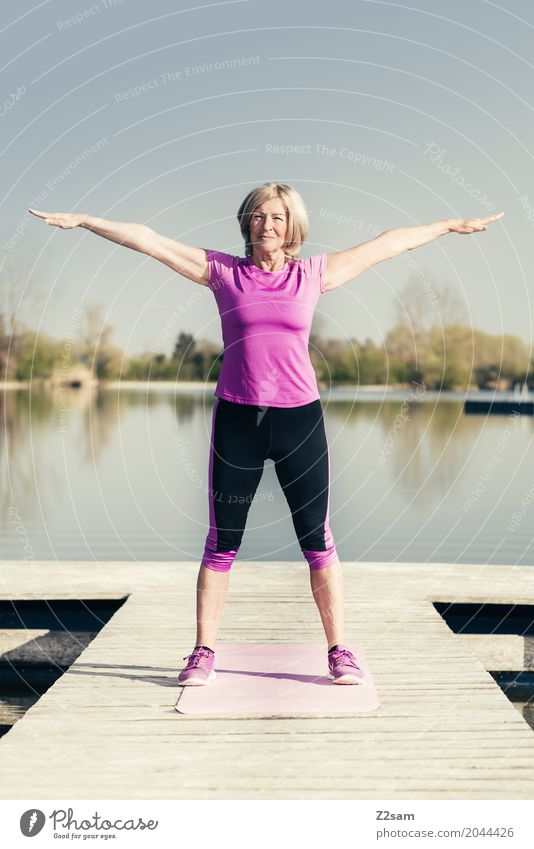 OHMMMM! Freizeit & Hobby Sport Fitness Sport-Training Yoga feminin Weiblicher Senior Frau 60 und älter Natur Landschaft Sommer Schönes Wetter Seeufer Steg