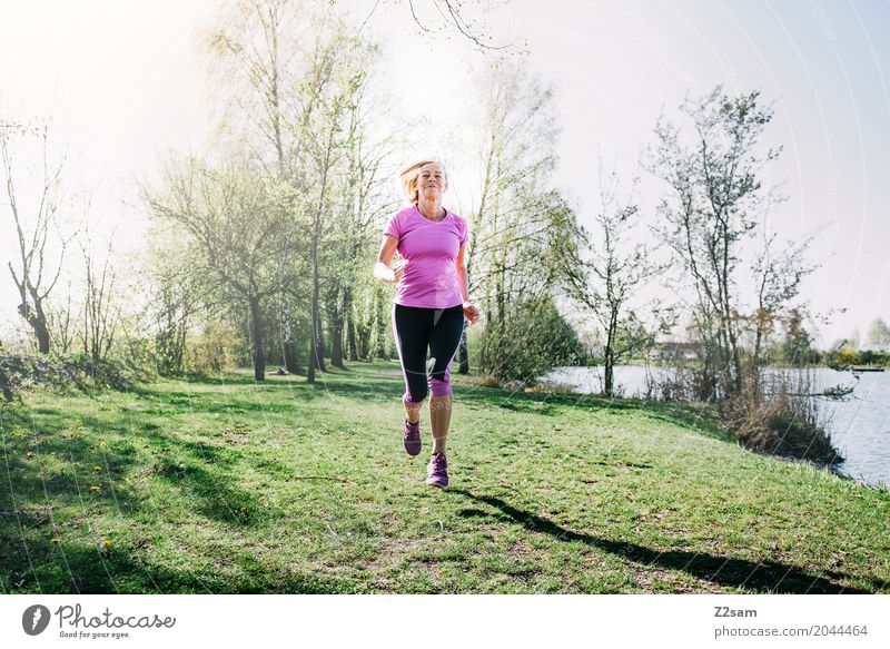 running Freizeit & Hobby Sport Fitness Sport-Training Joggen feminin Weiblicher Senior Frau 60 und älter Natur Landschaft Sommer Schönes Wetter Wiese Seeufer