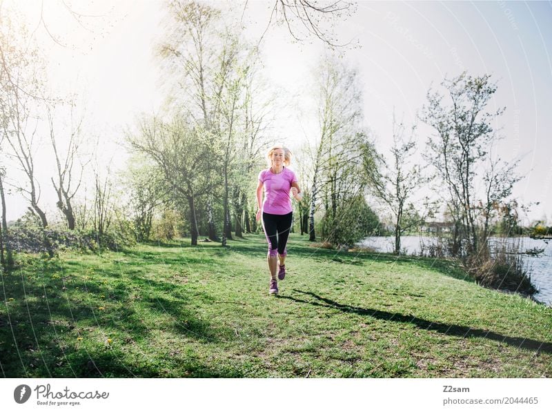 running Lifestyle Freizeit & Hobby Sport Fitness Sport-Training Joggen Frau Erwachsene Weiblicher Senior 60 und älter Landschaft Sonnenlicht Sommer