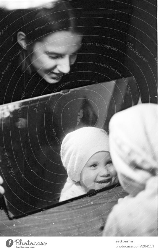 Philipp, seine Mama und sein Spiegelbild Porträt Kind Frau Junge Frau Kleinkind klein Mutter Eltern lachen Fröhlichkeit heiter Freude Spielen Geborgenheit