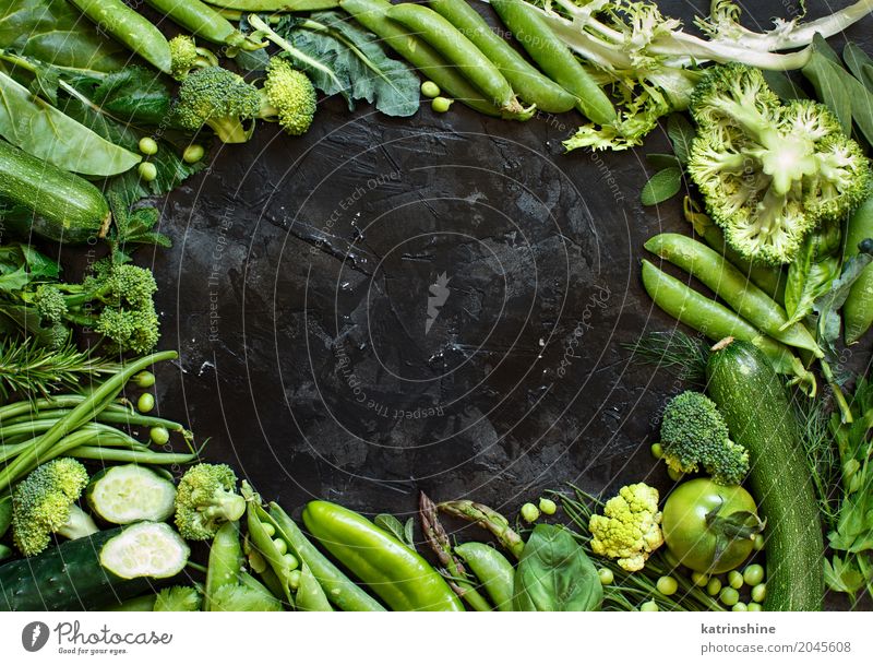 Mischung des grünen Gemüses auf einem dunklen Tabellenabschluß oben Kräuter & Gewürze Diät Blatt frisch Ackerbau Spargel Bohnen Biografie Brokkoli Bauernhof