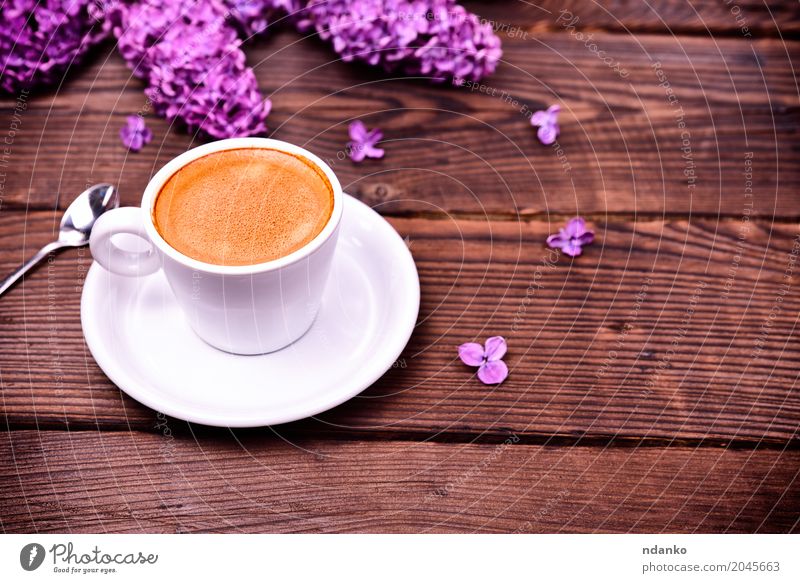 Espressokaffee in einer weißen kleinen Schale Frühstück Kaffee Löffel Tisch Restaurant Blume Blumenstrauß Holz frisch heiß oben retro braun schwarz purpur Café