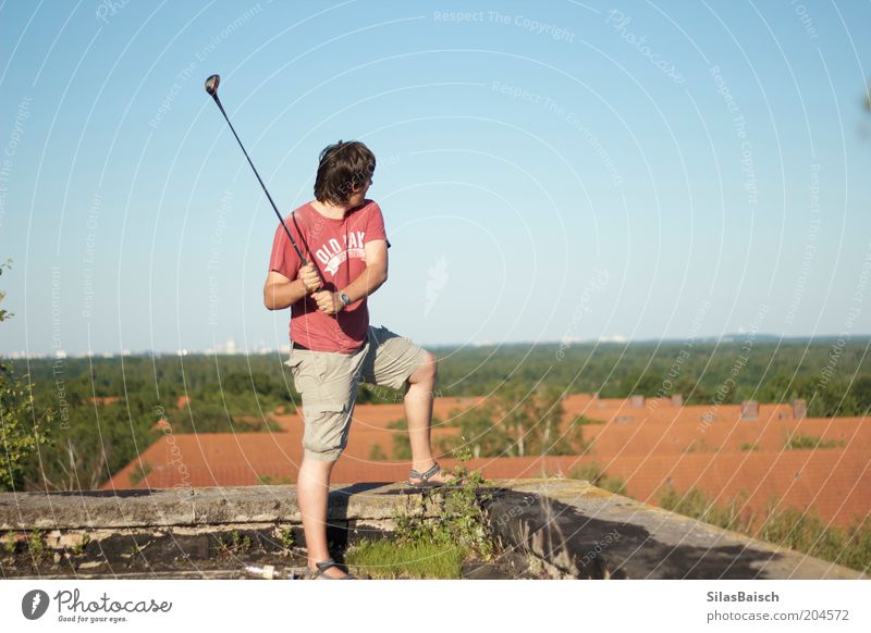 Golfen über den Dächern Freizeit & Hobby Sommer Sport Golfplatz Mensch maskulin Junger Mann Jugendliche 1 18-30 Jahre Erwachsene Dach Bewegung authentisch