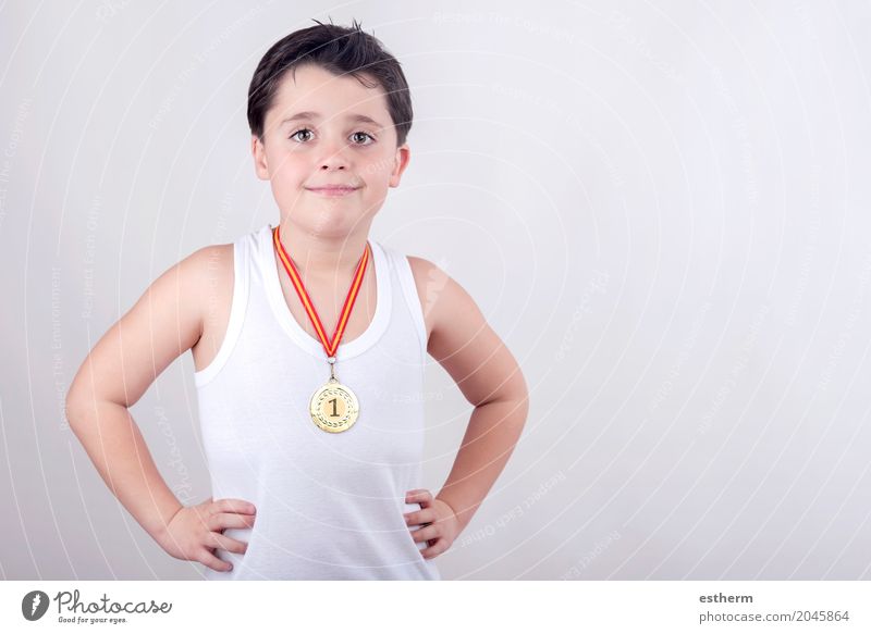 Glücklicher kleiner Junge mit goldener Medaille Lifestyle Freude Spielen Sport Fitness Sport-Training Sportler Erfolg Bildung Kind Mensch Kleinkind 1 3-8 Jahre
