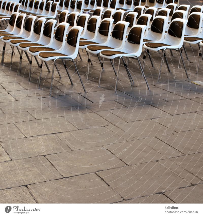 public viewing Design Veranstaltung Stuhl Stuhlreihe Sitzgelegenheit gleich Premiere Farbfoto Gedeckte Farben Menschenleer Schatten Kontrast Sitzreihe