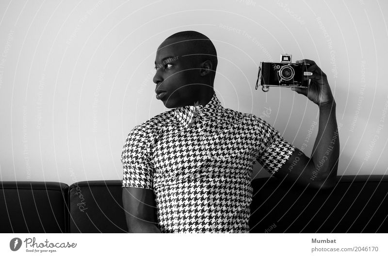 Typ mit Kamera Stil Design Fotografie Sofa maskulin Junger Mann Jugendliche Erwachsene 1 Mensch 18-30 Jahre Mode Hemd kurzhaarig Glatze Fotokamera sitzen