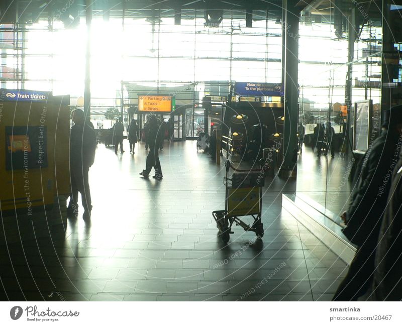 Flughafen Schiphol Morgen Licht Stress eng Zwischenstation Architektur Tourist Mensch fremde menschen ich will weg Eile
