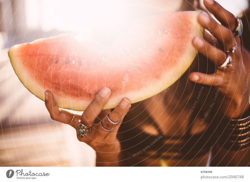 Nahaufnahme der Frau Scheibe der Wassermelone halten Lebensmittel Frucht Ernährung Essen Ferien & Urlaub & Reisen Sommer Sommerurlaub Sonne Sonnenbad Erwachsene
