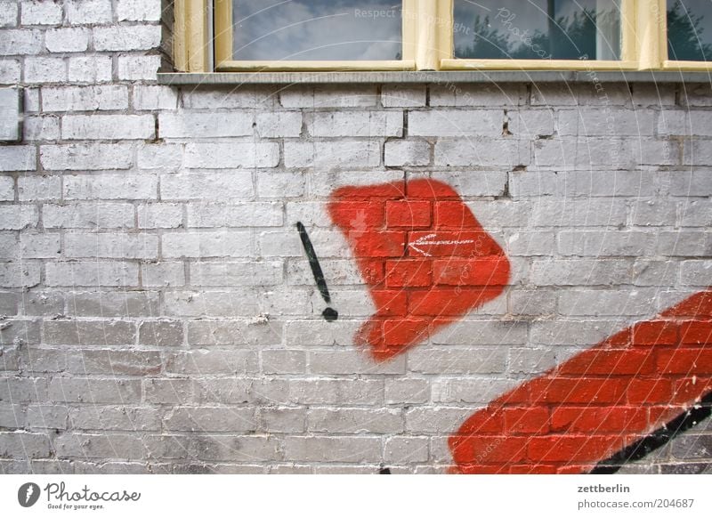 ! <- Wand Mauer gemauert Haus Fassade Fenster Fensterbrett Buchstaben bemalt Beschriftung beschmutzen Vandalismus Graffiti Jugendkultur silber rot