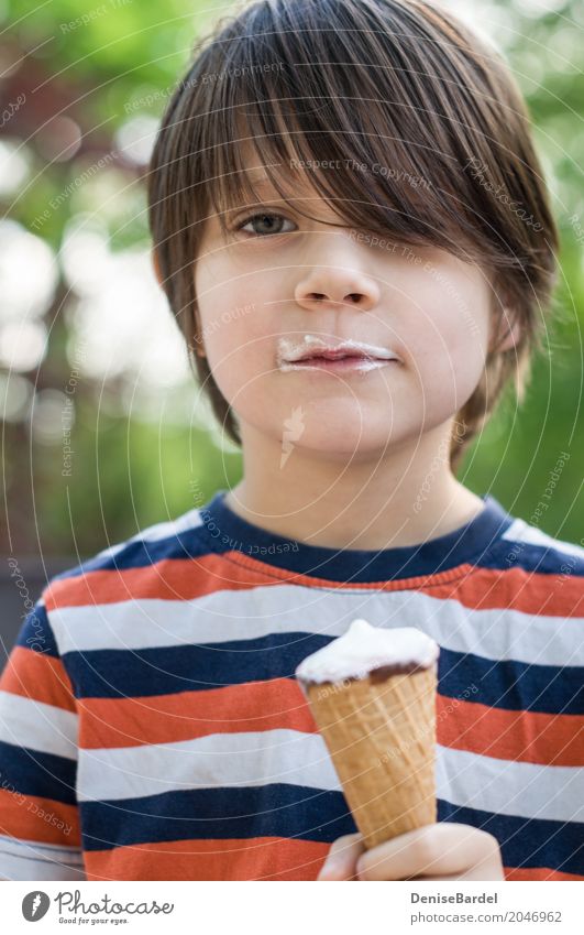 Ein Junge mit einer Eistüte und einem Bart aus Eiscreme Lebensmittel Speiseeis Ernährung Picknick kaufen Glück Wohlgefühl Zufriedenheit Ferien & Urlaub & Reisen