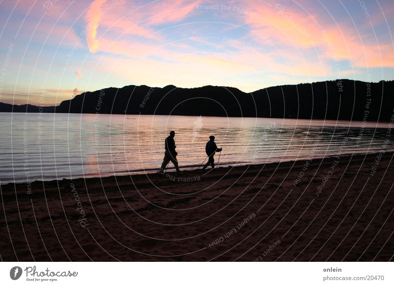 Nordic Walking in Norwegen Sonnenuntergang Meer Strand Sport Wasser Paar laufen walking