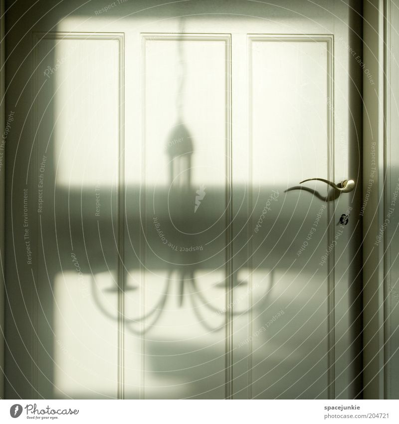 Schatten an der Tür Sicherheit Schutz Geborgenheit Griff Lampe Kronleuchter geschlossen Wohnung Eingang Eingangstür Farbfoto Innenaufnahme Menschenleer Licht