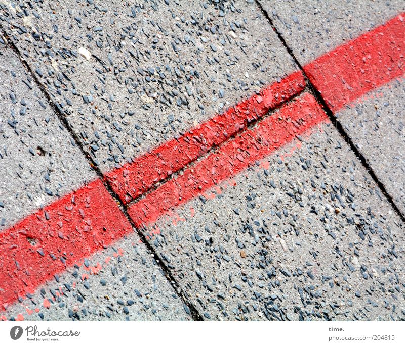 Schnittstelle diagonal Bodenbelag rot Linie parallel Furche Fuge Außenaufnahme Schilder & Markierungen Zeichen Ecke alt gebraucht grau verwaschen Farbfoto