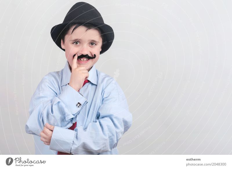 Lustiger Junge mit dem gefälschten Schnurrbart und der Bindung Lifestyle Party Veranstaltung Feste & Feiern Muttertag Karneval Kindererziehung Bildung