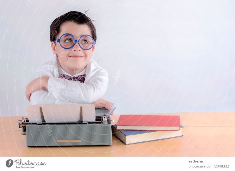 Lächelnder Junge mit Schreibmaschine Lifestyle Kindererziehung Bildung Kindergarten Schule lernen Schulkind Schüler Druckmaschine Mensch Kleinkind Kindheit 1