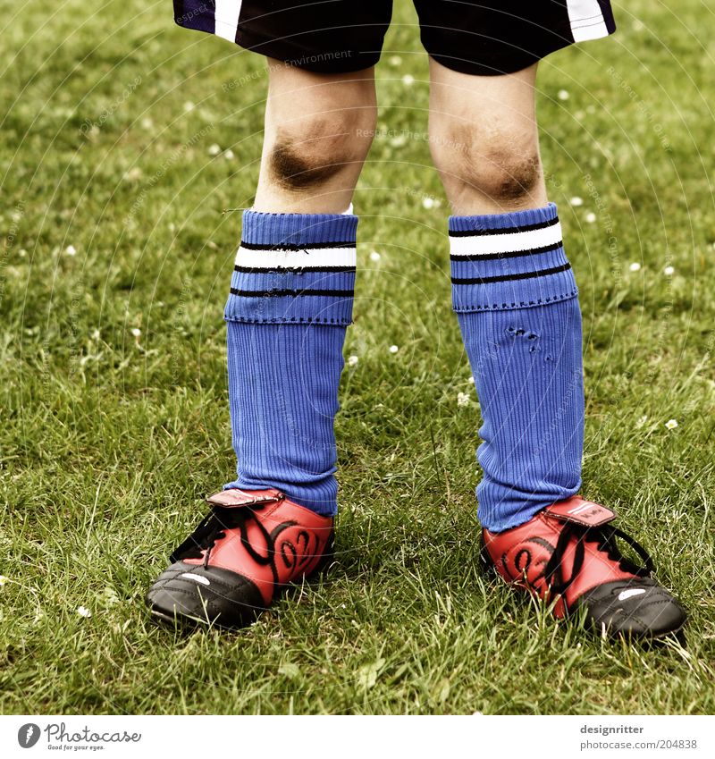 Wilde Kerle Spielen Ballsport Torwart Fußball Stulpe Schienbeinschoner Fußballplatz Fußballer Kind Junge Beine Knie Kniestrümpfe dreckig Tapferkeit