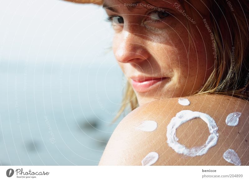 sonnencreme Sonnencreme Wetterschutz sunblocker Frau Mensch Sonnenbad Symbole & Metaphern Zeichen gemalt Blick in die Kamera attraktiv Haut Porträt