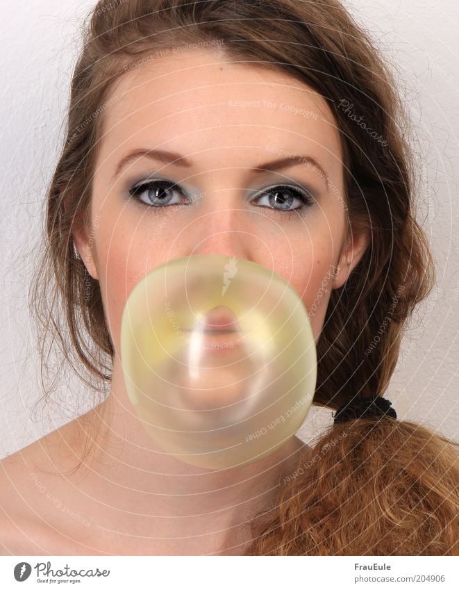 kaugummiblase feminin Junge Frau Jugendliche Gesicht 1 Mensch 18-30 Jahre Erwachsene brünett Locken Zopf lustig Farbfoto Studioaufnahme Blitzlichtaufnahme